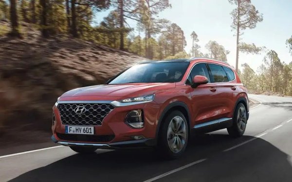 Имаше изтегляния, свързани с доставките на масло за i40 (2018-2020) и Kona (2018-2020), изтегляния на горивна помпа на i30 (2018-2020) и Tucson (2018-2020), както и заради резервоара и предпазнине колани на Santa Fe (2020-2022, на снимката).
