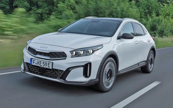 Имаше голямо изтегляне за справяне с потенциални течове на гориво или масло, които могат да причинят прегряване, и този проблем засегна няколко модела - Cerato (2011-2018), Forte (2011-2018), Optima (2011-2018), Sorento (2011 -2018), Sportage (2011-2018).

Имаше сервизна акции заради дефектен модул, който може да увеличи спирачния път, като това засегна Ceed (2018-2020), Proceed (2018-2020), Sportage (2018-2020) и XCeed (2018-2020, на снимката).
