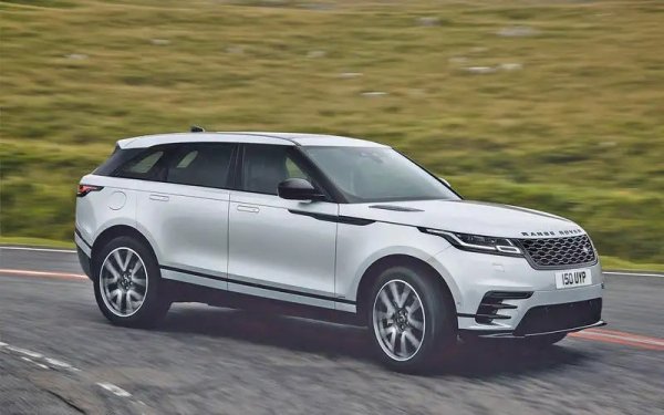 Имаше изтегляне за справяне с проблем с изтичане на масло, който може да представлява риск от пожар за Defender (2022-2023), Discovery (2022-2023), Range Rover (2022-2023) и Range Rover Sport (2022-2023). Имаше сервизна акция заради теч на охлаждаща течност на Velar (2021-2023, на снимката), Defender (2021-2023), Range Rover (2018-2022) и Range Rover Sport (2018-2022).
