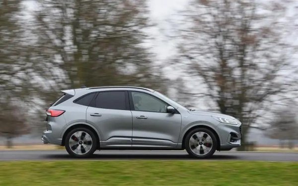 Имаше голямо изтегляне за справяне с повреда, при която изтичането на масло може да причини пожар на двигателя, и това засегна няколко модела - Fiesta (2019-2022), Focus (2019-2022), Kuga (2019-2022, на снимката) и Puma (2019-2022 г.). Имаше няколко различни проблема, засягащи други модели, включително Expedition (2020-2021), F-150 (2022-2023), Mustang (2020), Ranger (2022-2023) и Tourneo (2022).
