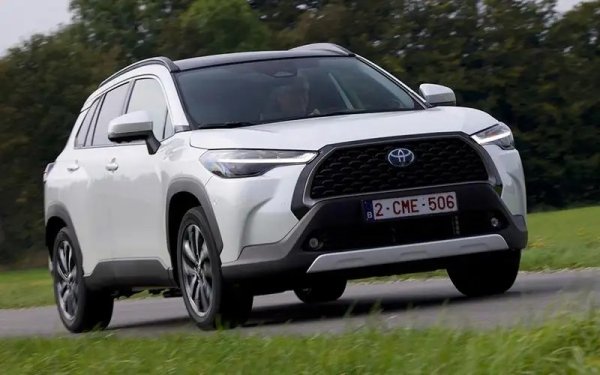 Имаше проблем със софтуерната актуализация, довел до изтегляне на няколко модела Toyota - Aygo (2022-2023), bZ4X (2021-2023), C-HR (2022-2023), Camry (2023), Corolla Cross (2022-2023, на снимката), Highlander (2023), Hilux (2021-2023), Mirai (2023), Prius PHEV (2023) и RAV4 (2022-2023). Toyota ProAce и ProAce City имаха общо 10 изтегляния.
