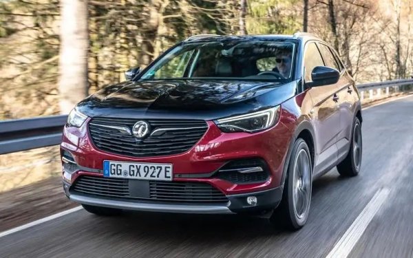 Същата грешка в софтуера, която засегна Citro&euml;n, също имаше подобно въздействие върху Opel. В този случай проблемът засяга следните модели - Astra L (2021-2022), Combo (2020-2022), Corsa (2021-2022), Grandland X (2020-2022, на снимката), Mokka (2020-2022), Movano (2021-2022), Vivaro (2020-2022) и Zafira (2020-2022).
