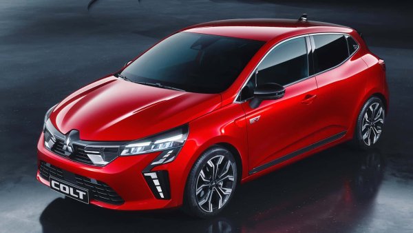 Всъщност Colt се предлага както с 1,0-литров бензинов двигател (с атмосферно пълнене или турбо), така и с изцяло хибридно задвижване със 145 к.с. Не е ясно обаче дали този ход ще помогне на японския модел.