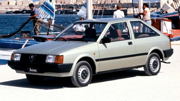 Alfa Romeo Arna така и не успя да убеди най-вече италианските шофьори да седнат зад волана на модел, произведен в сътрудничество с Nissan (Arna означава Alfa Romeo Nissan Auto). Този автомобил се характеризира с добре изработена механика, но и с наистина несполучлив външен вид.