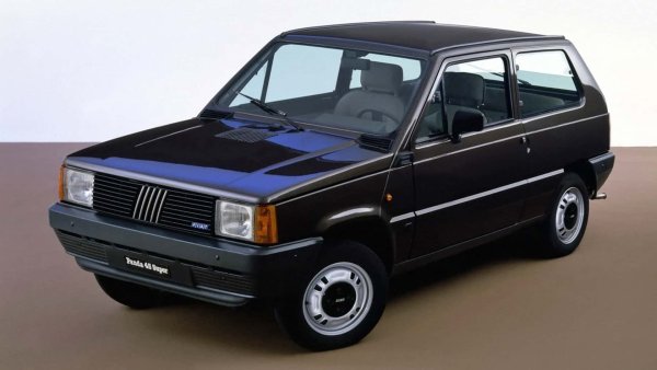 Един от най-известните италиански автомобили на всички времена, безспорен бестселър от години - Fiat Panda, също намира място в списъка. Този модел, роден от молива на гениални Джорджето Джуджаро, се появи в Испания под името Seat Panda.