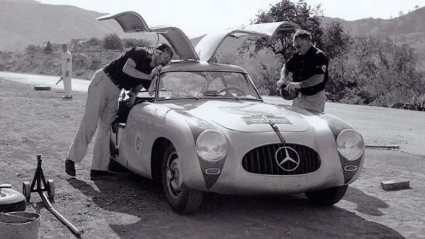 При това, не каква да е състезателна кола, а първият Mercedes, конструиран да е с изключително ниско тегло (от там е и името SL или Super Light). И е една от най-великите и универсални спортни машини на всички времена. Тук трябва да поясним, че състезателният модел е бил еднакво бърз на асфалтови надпревари като Mille Miglia, на пистови състезания като "Льо Ман" и дори на прашни надпревари по черни пътища като Carrera Panamericana.

С основа като гореописаната, не е изненадващо защо от Mercedes решават да оставят "цивилната" версия възможно най-близка до оригиналния спортист.