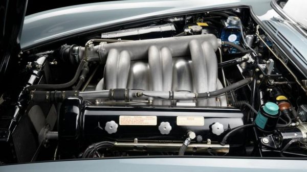 Макар версията за движение по пътищата да била доста по-тежка от състезателния си събрат, тя била също толкова бърза. И, както може да се досетите, това се дължало на повече "кончета" под капака.

Състезателният SL използвал модифицирана версия на трилитровия 6-цилиндров агрегат от седана Model 300, като агрегатът се захранвал от карбуратори. "Цивилният" модел, обаче, разчитал на механичен инжекцион от Bosch. Така, мощността от 177 к.с. при спортиста била увеличена до 218 (впоследствие и 243) при модела за клиенти.