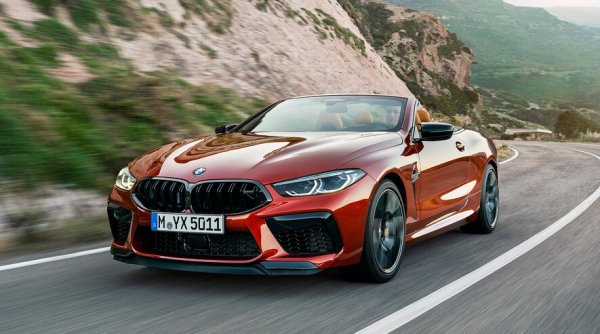 BMW всъщност ще представи два варианта на новия си флагман 8-Series. Това са кабриолетът M8 и 8-Series Gran Coupe. В случая, избираме първият, защото той е по-мощен. Под капака му е поставен 4,4-литров V8 двигател, който в стандартния си вариант развива 600 к.с., а във версията Competition мощността му е 625 к.с.