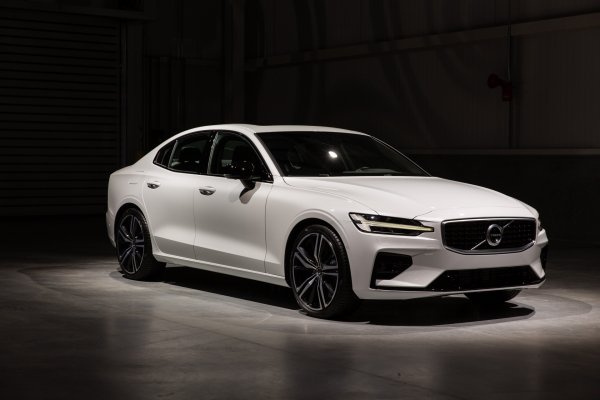 Шведите от Volvo залагат на новото поколение на седана S60. Това е първият модел на марката, който се предлага само с бензинов двигател или със зареждаща се хибридна система (плъг-ин). Моделът дебютира в София през май тази година, а на салона ще бъдат изложени и двете му модификации. S60 с хибридно задвижване T6 Twin Engine предлага комбинирана мощност от 340 к.с., а T8 Twin Engine разполата с 390 к.с. 
