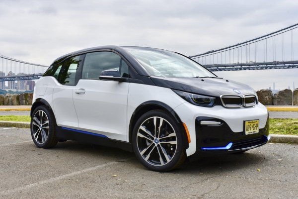 Представител на автомобилите с нулеви вредни емисии е BMW i3s. Благодарение на по-голямата си батерия, хечбекът изминава около 280 км с едно зареждане. Ускорението от 0 до 100 км/ч отнема 7 секунди. Интересното при този автомобил е, че това е неговото последно поколение.
