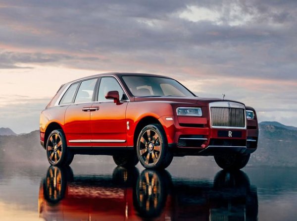 Луксозната марка прави своя дебют на българското автомобилно изложение, при това с впечатляващия си SUV. Това е най-скъпият модел в този клас, като базовата му цена е 250 000 евро, но нито един клиент не се ограничава само с нея, а добавя всевъзможни екстри, които добавят сериозна сума.
