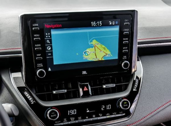 Toyota може и да е един от най-успешните производители на автомобили, но това не значи че всеки аспект от техните автомобили е перфектен. Още от самото начало на мултимедийните системи в автомобилите, Toyota като че ли не вярваше напълно в тяхната полза и в резултат на тази несигурност японският производител изостава значително от конкуренцията. 

Най-новата версия на мултимедийната система на Toyota е най-добрата досега, но все още страда от сложни за разбиране менюта, остарели графики и бавни реакции.