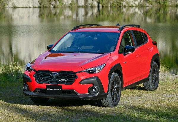С начална цена от 28 415 долара за американския пазар, Subaru Crosstrek, моделна година 2026, е най-евтиният SUV в списъка. 180-те конски сили, генерирани от 2.5-литровия четирицилиндров боксер, заедно с безстепенно променлива трансмисия (CVT), може да не впечатлят ентусиастите, но стандартното задвижване на всички колела (AWD) ще държи Crosstrek на асфалта дори при лошо време.