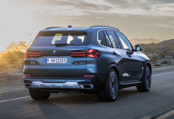 Въпреки средната прогнозирана надеждност, X5 Plug-In Hybrid също се справя добре (това е единственият PHEV в списъка). BMW вгражда този X5 само с AWD със същия 3.0-литров двигател с двойно турбо, но електрическият мотор увеличава мощността до 483 к.с Пробегът на електричество е 63 км.