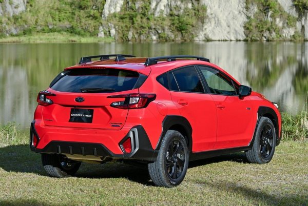 Посоченият от EPA разход на гориво е 8,1 л/100 км, като Consumer Reports дава на най-новите прогнози над средното за Crosstrek за надеждност и удовлетвореност на собственика, както и още по-добри оценки за поведение при пътни тестове. Той също така е най-добрият субкомпактен SUV сред 16-те модела в своя клас. 