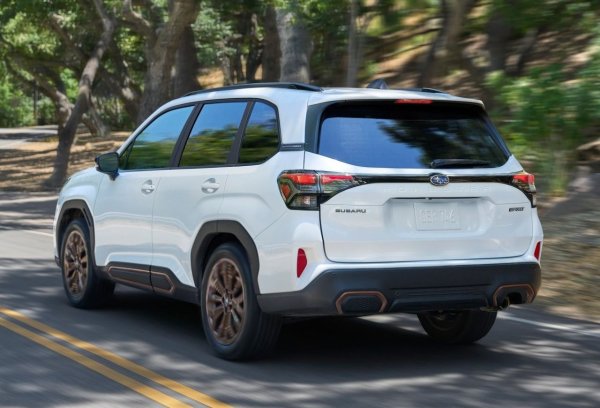 Първото място в категорията компактни автомобили принадлежи на Forester Hybrid, който дебютира в САЩ през 2025, давайки на CR достатъчно данни, за да издава оценки. Прогнозираната надеждност се повишава над средното, но цената се увеличава до поне 36 180 долара. Покачването на цената увеличава общата мощност до 194 конски сили и подобрява разхода на гориво до 6,7 л/100 км.