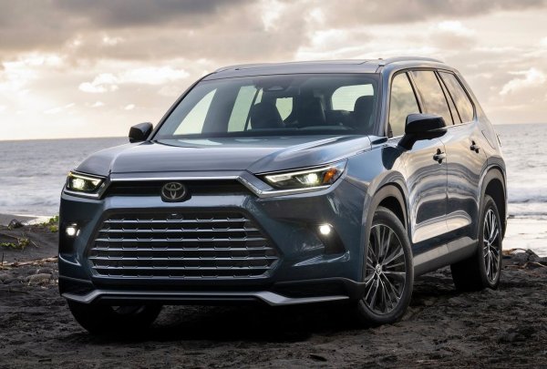 Grand Highlander (и неговият хибриден еквивалент) е част от гамата на Toyota едва от моделната година 2024, но триредовият кросоувър стабилно се изкачва в класациите за продажби. Базовият вариант с предно предаване (FWD) започва от 43 155 долара, но по-богато оборудваната версия Platinum със стандартон AWD надхвърля 56 000 долара.

Нехибридният Grand Highlander се задвижва от 2.4-литров четирицилиндров двигател с мощност 265 к.с. Разходът на гориво е 10,7 л/100 км, а моделът получава над средното ниво от CR за прогнозирана надеждност и удовлетвореност на собственика. Интересното е, че това е единственият модел в списъка с най-добри SUV на CR с над средното общо оценяване, докато всички останали имат още по-висок рейтинг (тоест, много добър).
