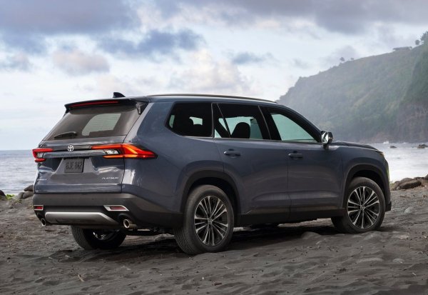 Мощността пада до 245 к.с. при базовия Grand Highlander Hybrid, а разходът на гориво е 6,7 л/100 км (комбинирано), което е постижение CR нарича "зашеметяващо". Има два хибридни двигателя, като повечето нива имат електрифициран 2.5-литров четирицилиндров агрегат. Най-добрите Hybrid Max издания имат турбокомпресорен 2.4-литров хибриден четирицилиндров двигател, който произвежда 362 к.с. сили и осигурява комбиниран разход на гориво от 8,7 л/100 км