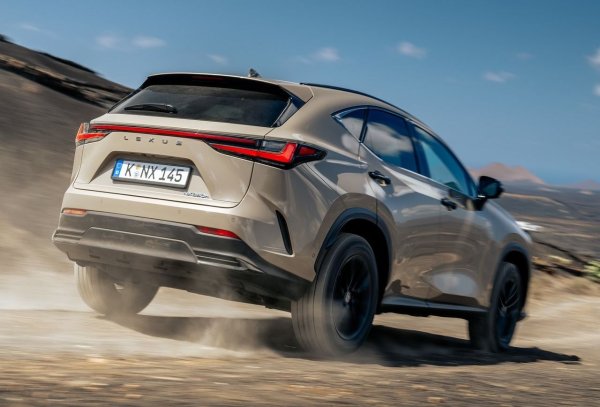 Lexus NX без никакви екстри (AWD е стандартно) започва от 46 720 долара, като получава малко по-добри оценки благодарение на над средното прогнозирано удовлетворение на собственика. Тази версия е номер едно избор на CR сред всички 22 луксозни компактни SUV-та, които оценяваха (бензиновият NX е втори). Базовата препоръчителна цена със стандартен преден задвижващ двигател, е 46 070 долара, като в случая има 2.5-литров четирицилиндров хибриден двигател на Toyota, който произвежда 240 к.с.

