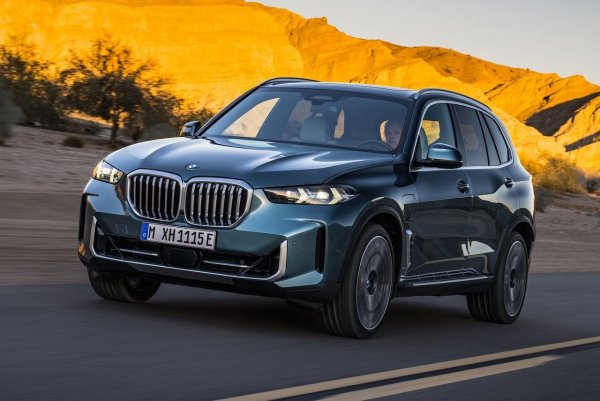 Consumer Reports обобщава X5 с едно просто твърдение: "той остава един от най-добрите луксозни SUV-та, които някога сме тествали." Всъщност, общият резултат на X5, който работи само за гориво, е най-високият сред всички модели в това сравнение и поставя този Bimmer пред 17-те луксозни средноразмерни SUV-та, оценявани от организацията (PHEV е втори). 

Неговият 3.0-литров редови шестцилиндров двигател с двойно турбо осигурява 375 к.с. и разход на гориво от 10,2 л/100 км, като всичко това идва на цена от 69 750 за версията със задно предаване (още 2300 струва задвижване на всички колела).