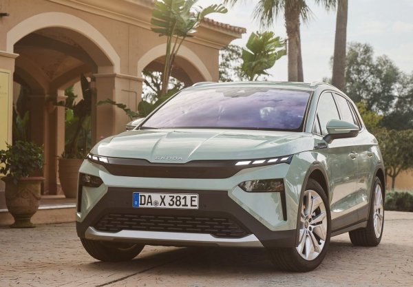 Elroq започва от 35 100 евро и предлага 470 литра багажник. Според британските ни колети този модел може да създаде дилема за самата Skoda: "Защо да купувам по-голям Enyaq, ако Elroq е едновременно по-евтин и почти толкова просторен."