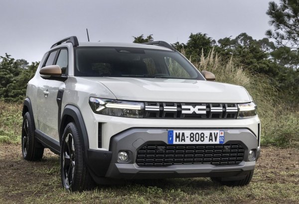 Duster остава най-достъпният SUV, тъй като започва от 19 500 евро. Въпреки простия интериор, популярният модел се отличава с надеждност и простор. Хибридната версия консумира около 5 л/100 км.