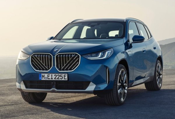 За разлика от много конкуренти, X3 наистина олицетворява удоволствието от шофирането. Неговите основни козове са динамиката и високите технологии, докато слабости почти липсват. Цените на баварския SUV стартират от 48 800 евро.