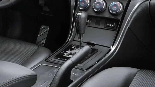 Петстепенната автоматична трансмисия FS5A-EL може да започне да превключва с осезаеми тласъци след около 150 000 км, най-вече между втора и трета предавка. Причината обикновено е износване на леглото на сервомеханизма на спирачната лента в алуминиевия корпус на скоростната кутия, което води до спад в работното налягане на маслото.

Какво да се направи

Ако проблемът бъде открит навреме, често е достатъчно да се монтира регулиращ болт на сервомеханизма с по-голяма дължина. Това може да спести скъп ремонт или подмяна на скоростната кутия. За профилактика се препоръчва смяна на маслото и филтъра на автоматичната трансмисия на всеки 50 000&ndash;60 000 км.
