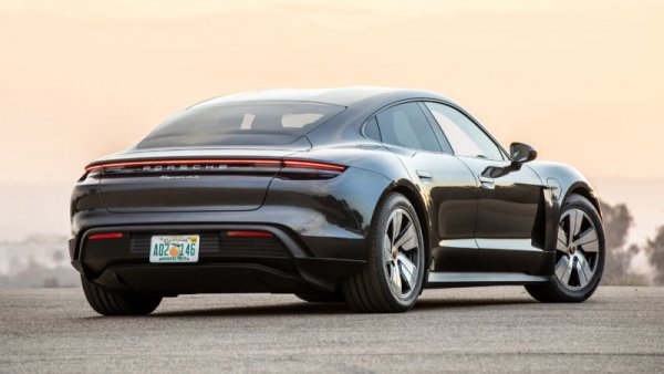 Допреди години почти бутикова компания, днес Porsche все повече успява да мери сили с масовите производители в премиум сегмента - независимо, че в ценото отношение ги превъзхожда забележимо. Заслугата е най-вече на SUV модела Cаyenne, който и през 2020 е най-продаваният за компанията, с 92 860 пласирани бройки. Спадът в продажбите на Porsche спрямо 2019 е едва 3 на сто. 
