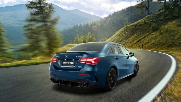 Колкото повече напредваме със слайдовете, толкова повече вдигаме градусите. За което ви предупредихме. И не, не се шегуваме: компанията от Щутгарт наистина удължи за причудливите китайци компактния А-клас. И не просто него, а горещата модификация Mercedes-AMG A35. Под нейния къс капак стои двулитров турбомотор с 306 конски сили, който позволява ускорение от 0 до 100 за 4,9 секунди.

И макар да не разбираме напълно, защо на малкия седан, предназначен по-скоро за самотен шофьор или двама души, са му били нужни допълнителни 60 мм между осите, то клиентите в Поднебесната империя не виждат никакви противоречия в това и купуват смело. Следващата стъпка - удължен Smart?