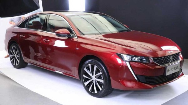 Симпатичното второ поколение на Peugeot 508 в Китай мина през свръхмащабна метаморфоза: освен добавянето на 55 мм към колесната база (достигнала до общо 2848 мм), създателите на машината напълно преобразиха формите й, превръщайки я от лифтбек в седан.

Уви, те трябваше да платят за допълнителните сантиметри и с лишаване от доза чар: китайският модел с индекс 508L загуби безрамковите прозорци на вратите и характерните фарове с триизмерна графика. Целевата аудитория обаче едва ли беше натъжена.