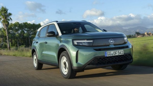 Какво е загубено при хечбеци и седани, е многократно наваксано при SUV моделите. Тук девет от моделите в Топ 10 имат поне двуцифрен ръст на годишна база, начело с Frontera (+461), Citroen C3 Aircross (+151%) и Hyundai Kona (+29%).
И тук точното позициониране на моделите става все по-сложно - новите поколения на Kona и T-Roc например са вече по-големи, отколкото в миналото бяха мнозинството компактни SUV. 

Dacia Duster - 944
Toyota C-HR - 784
Citroen C3 Aircross - 703
Skoda Kamiq - 647
Toyota Yaris Cross - 529
VW T-Roc - 455
Opel Frontera - 432 (НА СНИМКАТА)
Hyundai Kona - 347
Suzuki Vitara - 275
VW Taigo - 255
