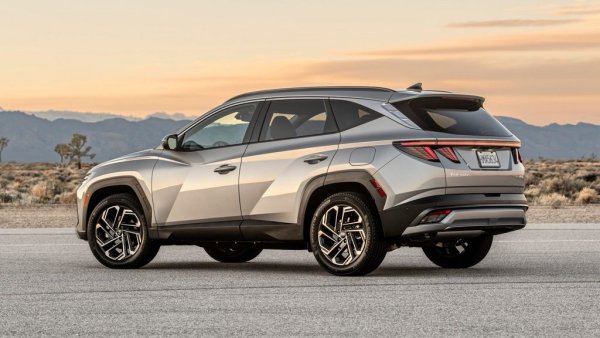 Голямата новина тук е, че Kia Sportage, дългогодишният лидер в този най-оспорван сегмент на пазара, отстъпва първото място - макар и на близкия си родственик Tucson. Dacia допълва тройката в едва втората година от присъствието си в сегмента. Китайският Forthing T5 Evo не изостава с много. 

Hyundai Tucson - 943 (НА СНИМКАТА)
Kia Sportage - 771
Dacia Bigster - 653
Forthing T5 Evo - 539
Renault Symbioz - 419
Skoda Karoq - 387
Nissan Qashqai - 382
VW Tiguan - 379
Peugeot 3008 - 288
Toyota RAV4 - 284
