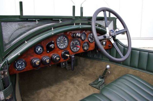 Тази скоростна кутия е известна още като &bdquo;краш" (катастрофа) заради шума, който издава при неправилна смяна. Тя се среща сравнително рядко само при някои камиони, но в периода преди Втората световна война е била основна за този тип транспортни средства. При нея потеглянето е лесно, но след това шофьорът трябва непрекъснато да нагажда оботорите на двигателя, за да постигне плавна смяна.

За да стане това, водачът трябва да натиска два пъти съединителя при смяна - веднъж при при изключване на съответната предавка и втория път при включването на следващата, като едновременно с това трябва да следи и за оборотите на двигателя, за да може всичко да стана гладко. Тези несинхронни скоростни кутии за лесни за изработка и много здрави, но стават излишни през 50-те години.

