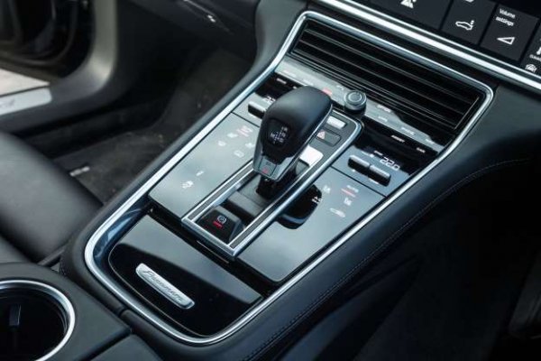 Трансмисията с двоен съединител е замислена за първи път през 30-те години на миналия век, за да се използва в Citro&euml;n, докато Porsche се е присъединила към идеята през 1980-те. Името на скоростната кутия е Porsche Doppelkupplungsgetriebe, като германският производител го съкращава на PDK са състезателното 965 от 1982 година. Тя изполва два съединителя вместо един за по-бърза смяна на превавките, което позволява на Audi да я постави в своя рали-борид Qiattro през 1985 година.

Първият сериен автомобил със скоростна кутия в PDK е Volkswagen Golf R32, който получава вариант с 6 предавки, но скоро след това той е заменен със 7-степенен.През 2008 година Porsche поставя PDK на модела си 911 (генерация 997.2), като единият съединител е с нечетен брой на зъбните колела, а вторият - с четен. Това осигурява по-плавно превключвате и подобрява ускорението.
