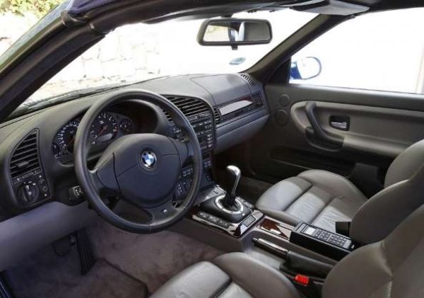 Последователната ръчна скоростна кутия на BMW (SMG) винаги е била спорна разработка, като някои я смятат за твърде дръзка за  употреба, а други я разглеждат като състезателна технология за пътнически  автомобили. Тя дебютира при  E36 M3 през 1996 година, като беше 6-степенна ръчна, но смянатае се осъществяваше с помощтпа на електрохидравлична помпа, имитираща действията на ръцете и на краката на водача.

SMG обаче си спечели лоша репутация рано, тъй като не се държи като автоматик. Шофьорът трябва да вземе предвид забавянето, тъй като скоростната кутия сама сменя предавките, а това изисва период на привикване. Освен това, при тази трансмисия се появиха проблеми с хидравличната помпа, релетата и соленоидите, което намали сериозно нейната надеждност.
