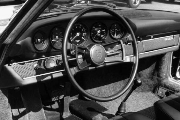 Въпреки това, което подсказва името, Sportomatic.трансмисията на Porsche не е автоматична кутия. Това е автоматизирана ръчна система, която работи, когато водачът избира предавка с лоста, но няма педал на съединителя. Микропревключвател в скоростния лост засича движение и активира соленоид за отваряне на пневматичен клапан. Съответно, съединителят изключва и това позволява на шофьора да премести лоста на следващата предавка.

Разликата между Sportomatic и други подобни системи е, че той също има преобразувател на въртящия момент като автоматична скоростна кутия. Това предотвратява спиране на двигателя, дори когато колата спре. Тази трансмисия се появява през 1967 година, като има четири предавки, но малко по-късно те са намалени на три.
