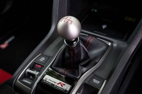 За да се преодолее необходимостта от двойно натискане на съединителя при смяна на предавките, е разработена трансмисията Synchromesh. За първи път тази технология се използва при Cadillac, но малко след това Porsche внедрява тази скоростна кутия на свой модел - 365, като това става през 1952 година.

Идеята на Synchromesh е да се намали риска от увреждания при неправилна смяна на предавките. Системата се състои от синхронизиращо зъбно колела с 3 основни части - зъб, пръстен и "синхромеш". Докато водачът сменя предавката, селекторна вилка пристика пръстена на преграда и така захваща избраната предавка. Тъй като те се вървят с еднаква скорост, задвижващия модул се плъзга със същата скорост и позволява на въшните зъби да се свързват с главната предавка, за да осъществят плана смяна.
