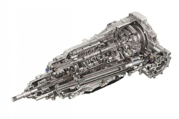 Най-често срещаният тип автоматична скоростна кутия използва преобразувател на въртящия момент, за да прехвърли силата на въртене на двигателя към колелата. Преобразувателят на въртящ момент е флуиден съединител, който позволява на автомобила да се отдръпне и спре, без да спира двигател. В случая има известна загуба на ефективност, тъй като тя задвижва поради извитата форма на лопатките на турбината вътре в преобразувателя.

Първата широко използвана автоматична скоростна кутия е предложена от General Motors през 1939 година. Това е трансмисията Hydra-Matic, която се постява от 1940 година на моделите  на Oldsmobiles. След това - през 1948 година, в Buick Dynaflow се използва първия автоматичен преобразувател на въртящия момент. Броят на предавките, използвани в автоматичната система, е нараснал от две в ранните трансмисии до цели 10 в автомобили като Lexus LC и Ford Ranger, като това се прави за покриване на новите стандарти за вредни емисии.
