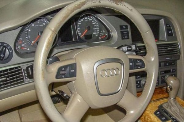 Първо вижте волана и най-вече местата, на които той се хваща от шофьора. Ако там той е протрит прекалено много, това подсказва по-голям пробег от обявения. Също така, ако шевовете по него са нови, това е повод да се замислите. Огледайте внимателтно бутоните по волана – ако са изтъркани и повредени, значи нещо не е наред. Малко са търговците, които биха сменили волана с нов - това е немалък разход. Така че проблемите при него рядко остават скрити.
