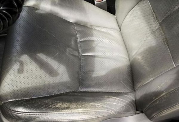 Състоянието на седалките също подсказва пробега на автомобила. Дори те да имат нова тапицерия, на места с течение на времето се появяват протривки и вдлъбнатини, които се усещат на допир. Това подсказва, че те са износени значително. Обърнете също така внимание дали има разлика между износването на шофьорската седалка и тази на пътника отпред.
Все пак тук трябва да се отбележи, че нещата до голяма степен зависят и от качеството на материалите. При някои марки, дори автомобили с пробег от над 200 000 км разполагат със запазен кожен салон. Затова много внимателно трябва да се оглежда тапицерията и ако върху нея е „работено”, това също трябва да ви постави нащрек.
