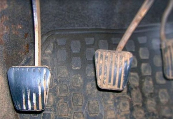 Допълнително подсказване може да дойде от педалите – ако те са протрити, значи колата е карана много. Впрочем, обратното – нови педали, също не е за предпочитане, тъй като това означава, че те са сменяни. Чудеса понякога се случват, но не разчитайте на тях. Затова внимателно огледайте и скоростния лост. При него обаче подмяната на ръкохватката е лесна и евтина. 
