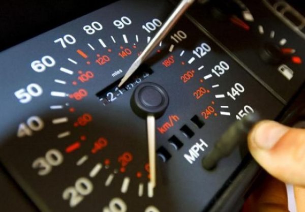 Километражите са три вида – механичен, електромеханичен и електронен. Първият е най-лесен за „взломяване”, тъй като се откача кабела на скоростомера от скоростна кутия и цифрите се превъртат с помощта на обикновена електрическа дрелка.
При електромеханичите трябва да се разглоби целият километраж, за да бъде освободен механизмът за преброяване. Най-сложно е при електронните – там е нужен човек със специални познания, който да проникне в компютъра на автомобила и да извърши подмяната на показанията. Но такива хора има предостатъчно, затова печалният отговор на въпроса по-горе е: "всички". 
