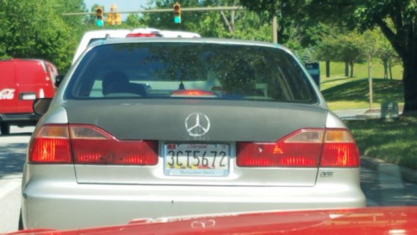 Състоянието на каросерията трудно може да покаже дали пробегът е реален, тъй като има &bdquo;талантливи&rdquo; шофьори, които успяват да разсипят дори сравнително нов автомобил. Това, че колата е изтъркана до блясък, също не казва нищо. Затова обърнете внимание на местата между различните детайли, и най-вече на луфтовете между панелите - колебанията в тях понякога говорят за некачествено производство, но по-често - за удар и последвал калпав ремонт. 
