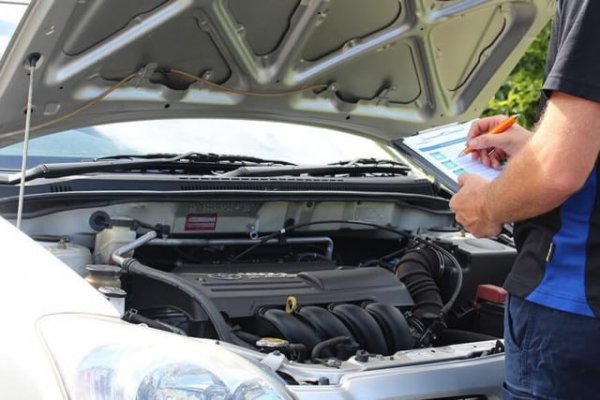 Интересни детайли могат да бъдат открити при огледа на автомобила в сервиз. До тази процедура прибягат повечето кандидат-купувачи. Те закарват колата при механик, който да провери нейното състояние, преди сделката да стане факт. Тогава се забелязват и някои особености, които обикновено остават скрити при първия оглед. Това и проверката по VIN номер трябва да са последните ви ходове, след като по всички останали точки колата се е представила удовлетворително. 
