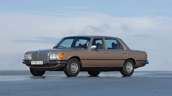"Обикновената" W116, произвеждана между 1972 и 1980, е първата кола на Mercedes, официално наричана S-Class. Тя е посрещната възторжено от публиката и дори печели титлата Европейска кола на годината за 1974 - истинска рядкост в този конкурс, доминиран обикновено от най-достъпните масови марки. Но през 1973 започна Арабската петролна криза и за големите луксозни лимузини настъпват тежки времена. В Daimler-Benz решават да вземат драстични мерки - но никога не бихте отгатнали какви. 
