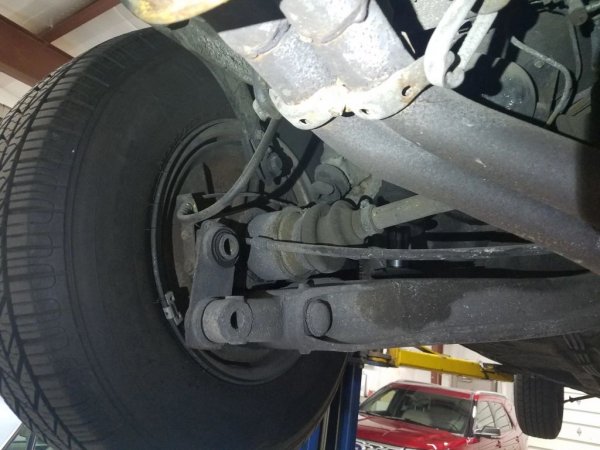 Само че, бидейки германци, доста го променят. Докато при французите системата се задвижва с ремък, тук е свързана с ангренажната верига. При Citroen отказът на хидравликата на практика оставя автомобила без окачване; в Mercedes монтират аварийни гумени амортисьори, така че дори при срив на системата колата да може да се кара. 
