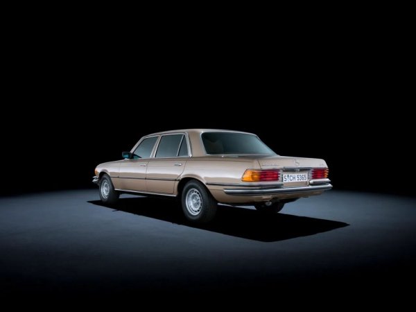 Когато решават да предложат модела в САЩ, германците канят Брок Йейтс, легендарния редактор на Car&Driver и пионер на Cannonball Run, да им напише рекламните материали. Йейтс се съгласява, при условие, че му разрешат да пише и за недостатъците на автомобила. Докарват му серийна и неподготвяна по никакъв начин бройка на пистата Road Atlanta, където Йейтс завърта 40 обиколки с обща дължина към 160 км, и при средна скорост 116 км/ч. По онова време е рядкост дори състезателна машина да издържи непрекъснати 40 обиколки, но 450 SEL 6.9 се справя без усилие. 
