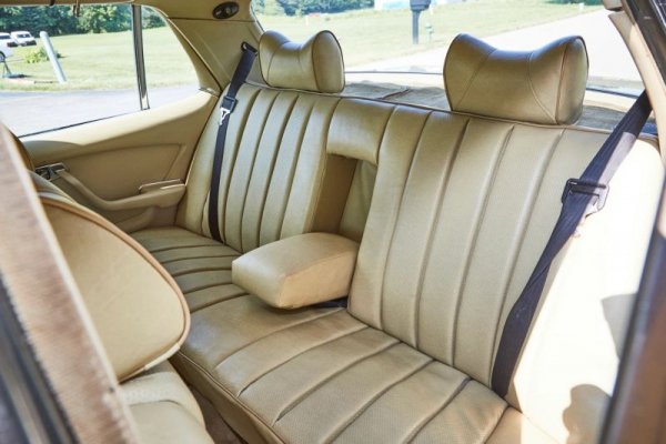 При баснословната цена бихте очаквали и баснословни нива на лукс, но истината е, че 6.9 слабо се отличава от стандартната S-класа в това отношение. Няма дори масови по онова време екстри като електрически огледала или седалки. През 1976 все пак производителят влага автоматичен климатик, разработен от Chrysler. Като допълнителна опция може да се поръча и телефон в колата, но цената му е 18 000 марки - колкото на два чисто нови Opel-а.
