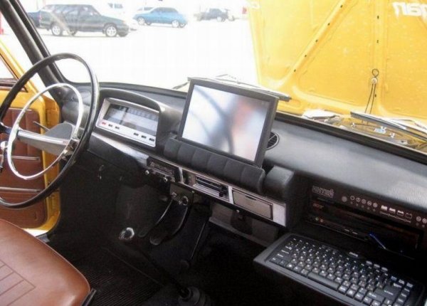 На пръв поглед колата изглежда напълно обикновена и човек лесно може да пропусне факта, че тя разполага с 15-инчов LCD дисплей.